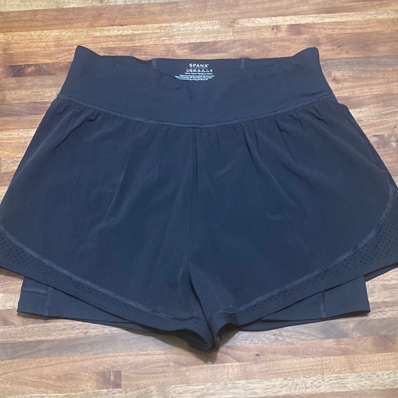 Spanx The Get Moving Short, 5" size Large - Picture 3 of 7
